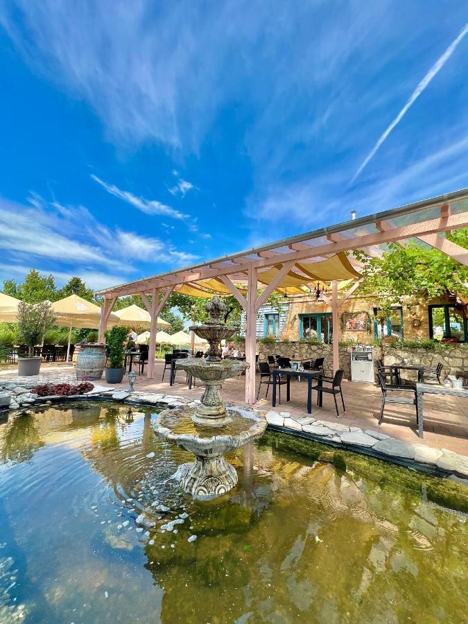 Hotel Hilltop Borbirtok & Etterem Neszmély Zewnętrze zdjęcie