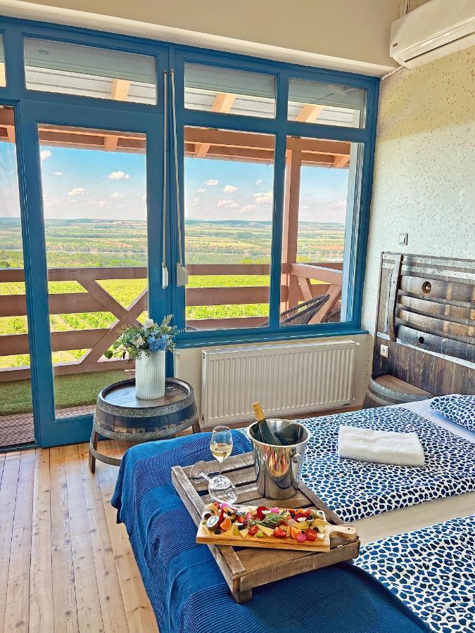 Hotel Hilltop Borbirtok & Etterem Neszmély Zewnętrze zdjęcie