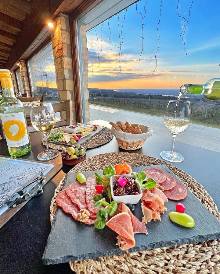 Hotel Hilltop Borbirtok & Etterem Neszmély Zewnętrze zdjęcie